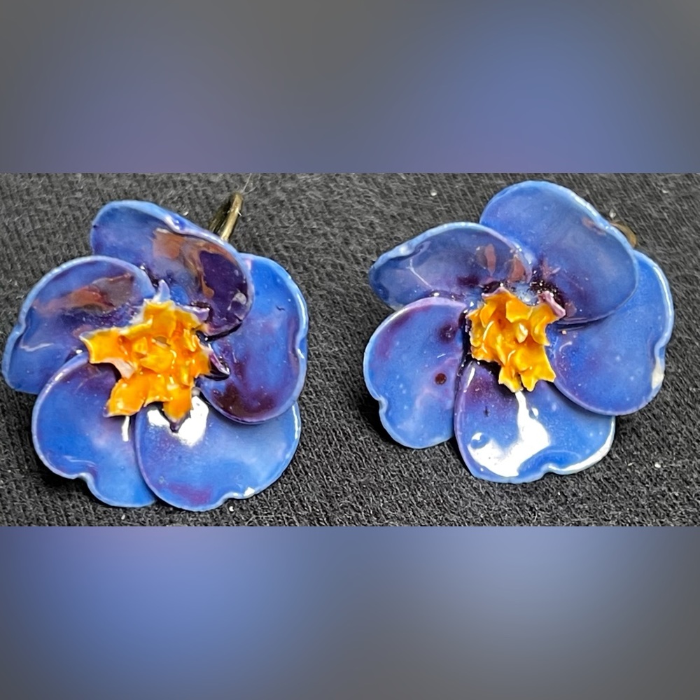 Vintage porcelain Denton England screw back earrings. Blue posies!